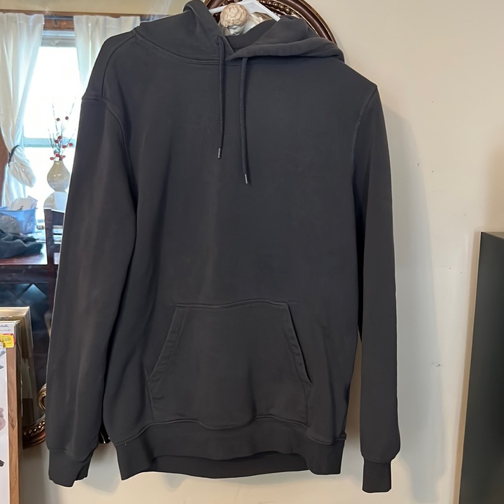 Wearing this warm gray sweater will make you feel simple and relaxed.